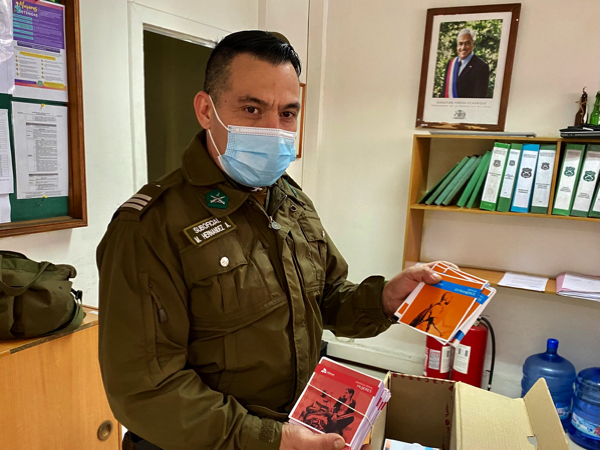 La entrega de folletos en la Primera Comisar&iacute;a de Arica.