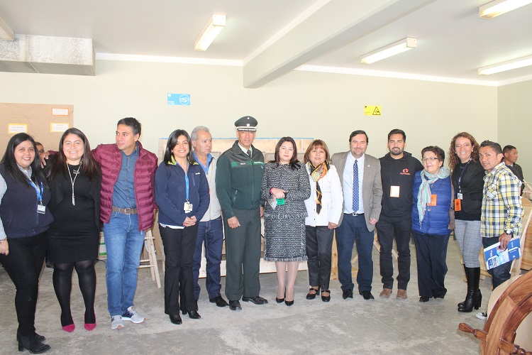 Los representantes del taller de madera junto a auspiciadores y autoridades.