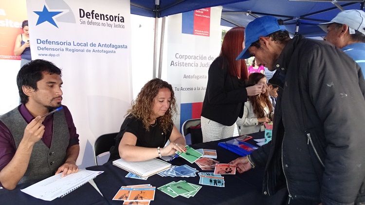 El asesor jur&iacute;dico y la encargada de la UAGD representaron a la Defensor&iacute;a de Antofagasta en la feria ciudadana.