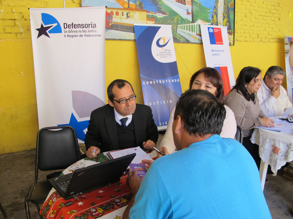 Los profesionales de la Defensor&iacute;a Regional de Valpara&iacute;so entregaron material sobre las etapas del proceso penal.