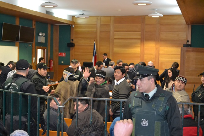Amplias medidas de seguridad al interior de la sala incluso la divisi&oacute;n de los imputados utilizando vallas papales