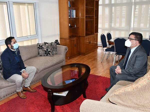 El encuentro del directivo institucional y la autoridad regional en la oficinas del gobernador.