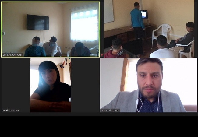 El defensor p&uacute;blico Luis Acu&ntilde;a y la trabajadora social Mar&iacute;a Paz Sandoval se comunicaron con los j&oacute;venes del CRC de Cholchol por videoconferencia.