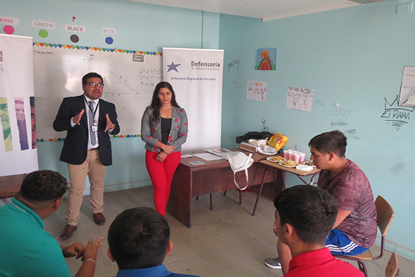 Los cinco j&oacute;venes que se encuentran actualmente cumpliendo sus sanciones en CRC Paipote, muy atentos a lo que les explic&oacute; el equipo RPA de Atacama.