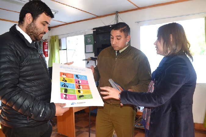 Carabineros de la subcomisar&iacute;a recibieron el material informativo de manos de la Defensora Regional y del Seremi de Justicia.