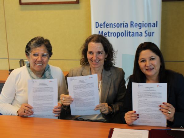 Las directoras de "Mujer Lev&aacute;ntate -Nelly Le&oacute;n y Magdalena del R&iacute;o- junto a la Defensora Regional Loreto Flores.