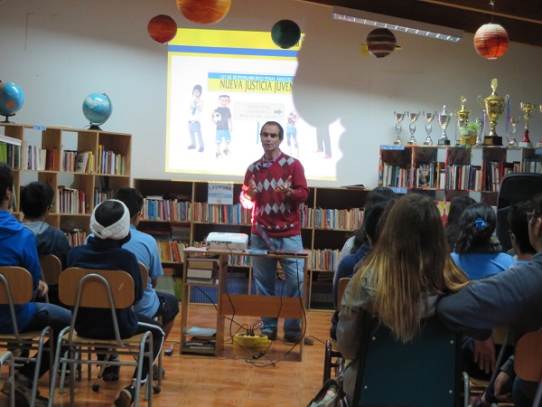 El defensor p&uacute;blico Juan Pablo Moreno se reuni&oacute; con 50 estudiantes de ense&ntilde;anza media del colegio.