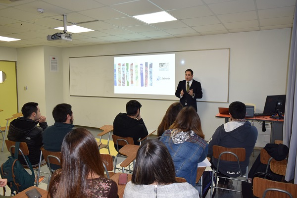 El asesor jur&iacute;dico de la DPP del Maule, Rolando Correa, expuso ante alumnos de Derecho sobre el Proyecto Inocentes.