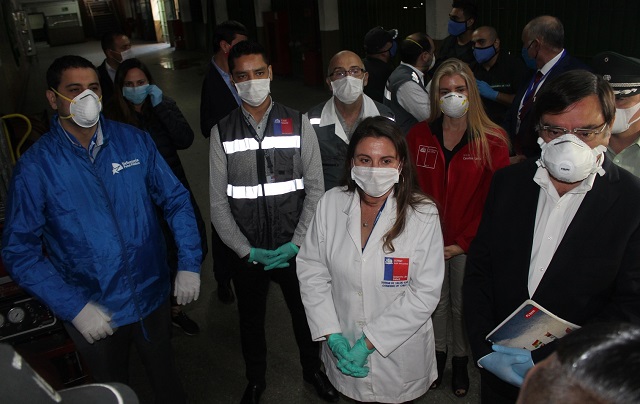 Los jefes de Estudios de la DRMN y de la DRMS, junto al Intendente Metropolitano y las seremi de Justicia y Salud. 