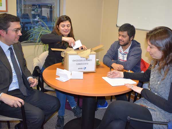 Pasadas las 17.30 horas la Comisi&oacute;n Electoral dio inicio al recuento de votos en las oficinas de la Defensor&iacute;a Nacional.