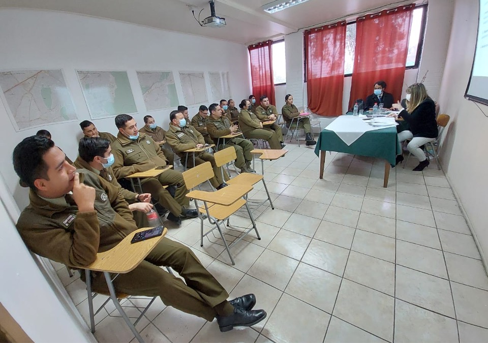 Tres veces a la semana, el equipo de Estudios de la DRMN capacita a Carabineros en materia penal y de derechos humanos.