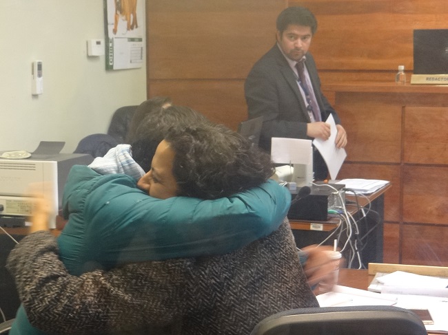 La defensora p&uacute;blica y su representado se fundieron en un emotivo abrazo tras el veredicto absolutorio.