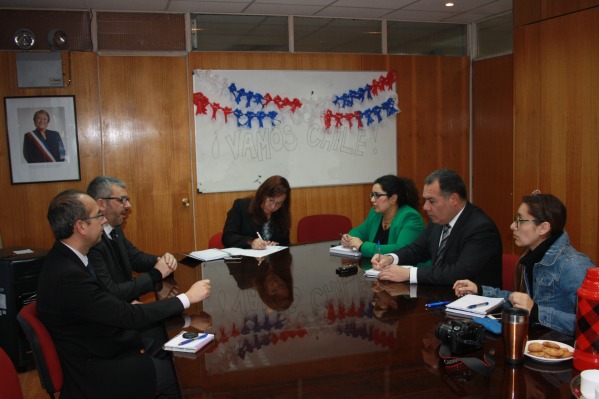 Defensor Regional, Ra&uacute;l Palma y Jefe de Estudios, Renato Gonz&aacute;lez  participan en primera mesa de trabajo pro migrante.