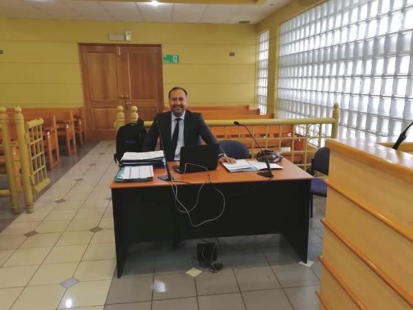 (Foto de archivo) El defensor local jefe de Copiap&oacute;, &Aacute;ngel Guerrero, en el tribunal de garant&iacute;a de la capital regional.