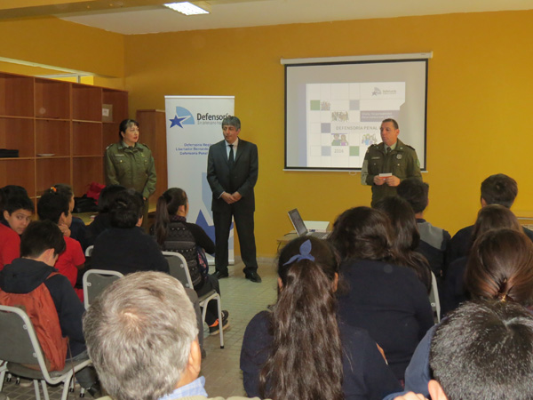 Carabineros y la Defensor&iacute;a durante la charla conjunta sobre la Ley de Responsabilidad Penal Adolescente en Rengo.