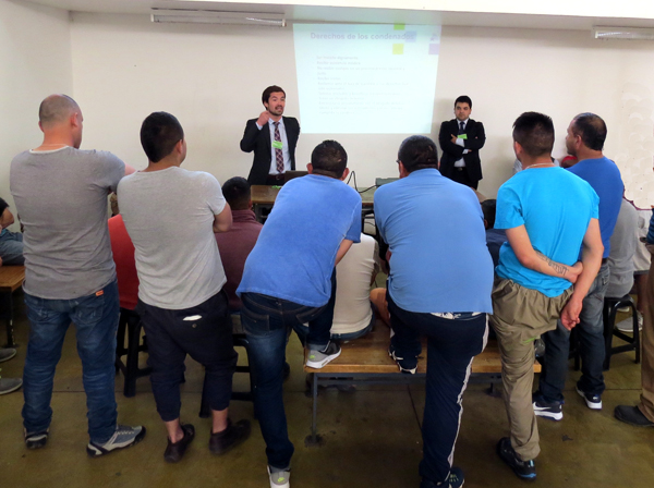 Los defensores penitenciarios de O'Higgins durante el di&aacute;logo con los internos de Rancagua.