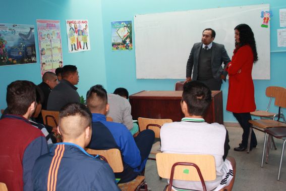 El defensor juvenil &Aacute;ngel Guerrero  y la asistente social Yesenia Cortes con los j&oacute;venes internos del  CIP de Paipote.