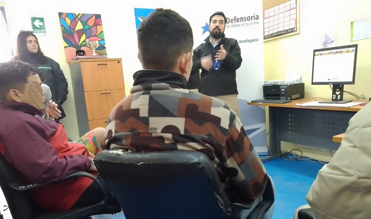 El defensor p&uacute;blico juvenil de Antofagasta, Francisco Barahona, dialog&oacute; con los j&oacute;venes sancionados en Nudo Uribe.