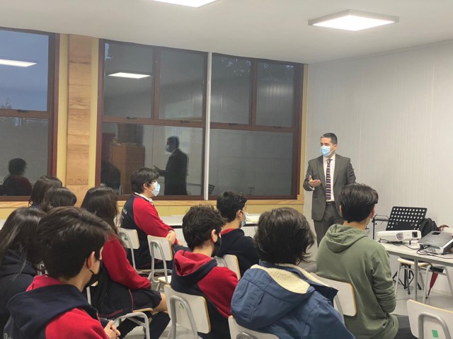 Herrera convers&oacute;, en distintas clases, con cerca de 120 j&oacute;venes estudiantes.