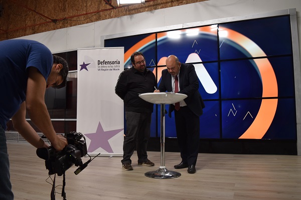 El Defensor Regional del Maule, Jos&eacute; Luis Craig, firm&oacute; el convenio con el director de programaci&oacute;n de TvMaule, Marco Diaz, en los estudios del canal.