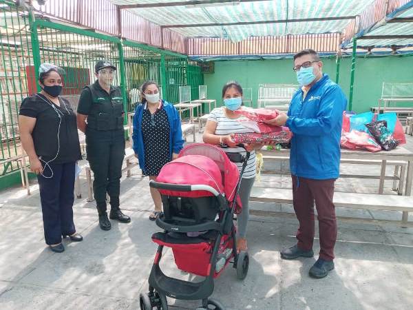La delegaci&oacute;n de la Defensor&iacute;a Regional de Tarapac&aacute; entreg&oacute; los obsequios de Navidad a las madres de lactantes del CCP de Iquique.