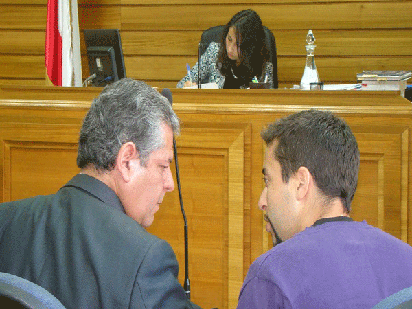 El defensor p&uacute;blico Jaime Pacheco junto a Emilio Berkhoff en la audiencia realizada ayer en el Tribunal de Garant&iacute;a de Ca&ntilde;ete.