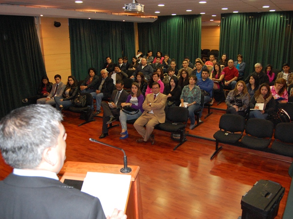 Profesores y alumnos de la Universidad Santo Tom&aacute;s, durante la conferencia sobre el Proyecto Inocentes.