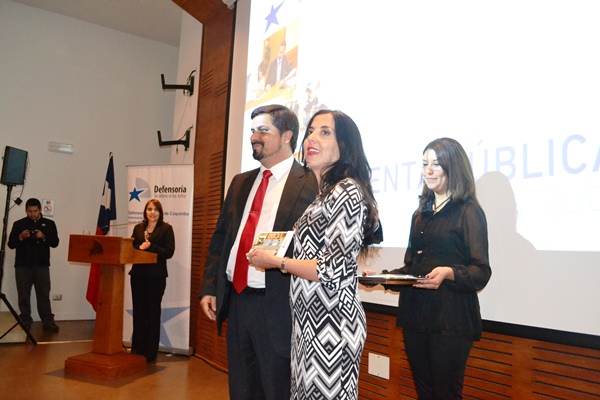 El Defensor Regional entrega la Memoria Anual 2013 de la DPP a la ministra de Justicia, Patricia P&eacute;rez.