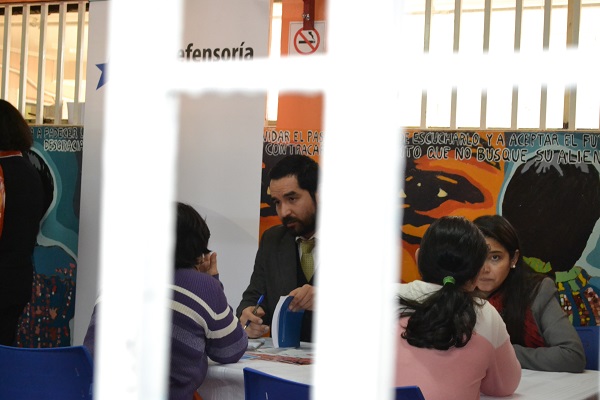 Los defensores penitenciarios Catalina Salvo y Sebasti&aacute;n Saavedra recibiendo consultas de las condenadas del Centro Penitenciario Femenino de Temuco.