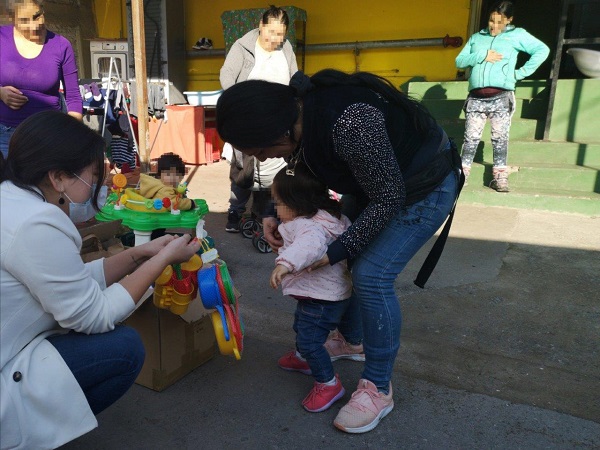 La defensora entreg&oacute; regalos, ropa y respondi&oacute; consultas en visita a secci&oacute;n sala cuna.