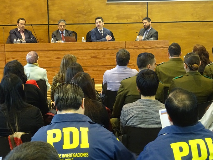 El defensor penal juvenil Richard Maldonado comparti&oacute; testera con magistrados y abogados.
