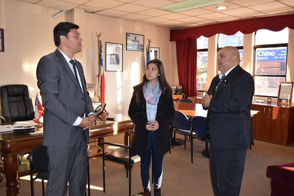 El Defensor Regional Jos&eacute; Luis Craig, present&oacute; a la defensora Alexandra Acevedo, ante el prefecto de la PDI, Marcelo Hugue&ntilde;o.
