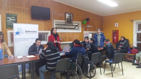 El equipo jur&iacute;dico de la Defensor&iacute;a de La Araucan&iacute;a atendiendo en la hospeder&iacute;a del Hogar de Cristo en Temuco.
