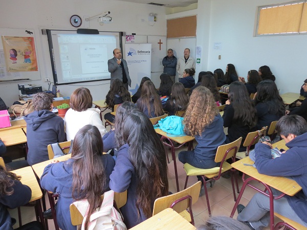 El Defensor Regional del Maule, Jos&eacute; Luis Craig, expuso en la charla realizada en el liceo de Licant&eacute;n.