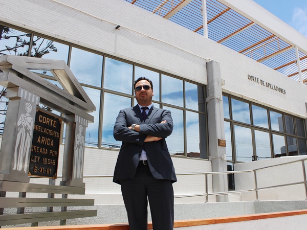 El defensor penitenciario &Aacute;lvaro Jimenez, en la Corte de Apelaciones de Arica, donde se acogi&oacute; el recurso de amparo que present&oacute;.