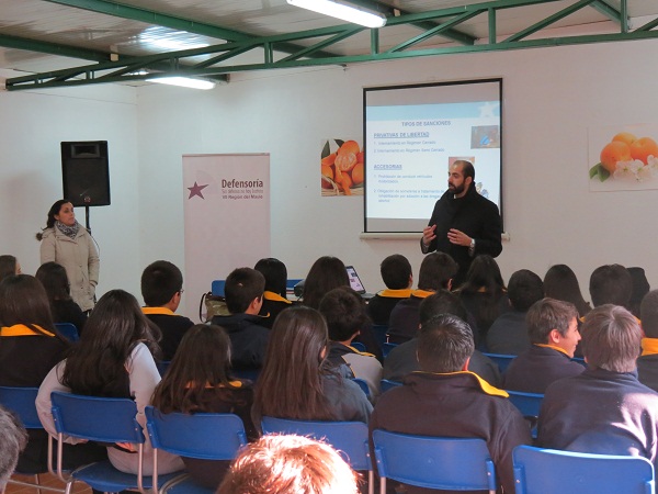 Una charla sobre la Ley de Responsabilidad Penal Adolescente (LRPA) ofrecieron los profesionales de la Defensor&iacute;a Regional del Maule en Curic&oacute;.