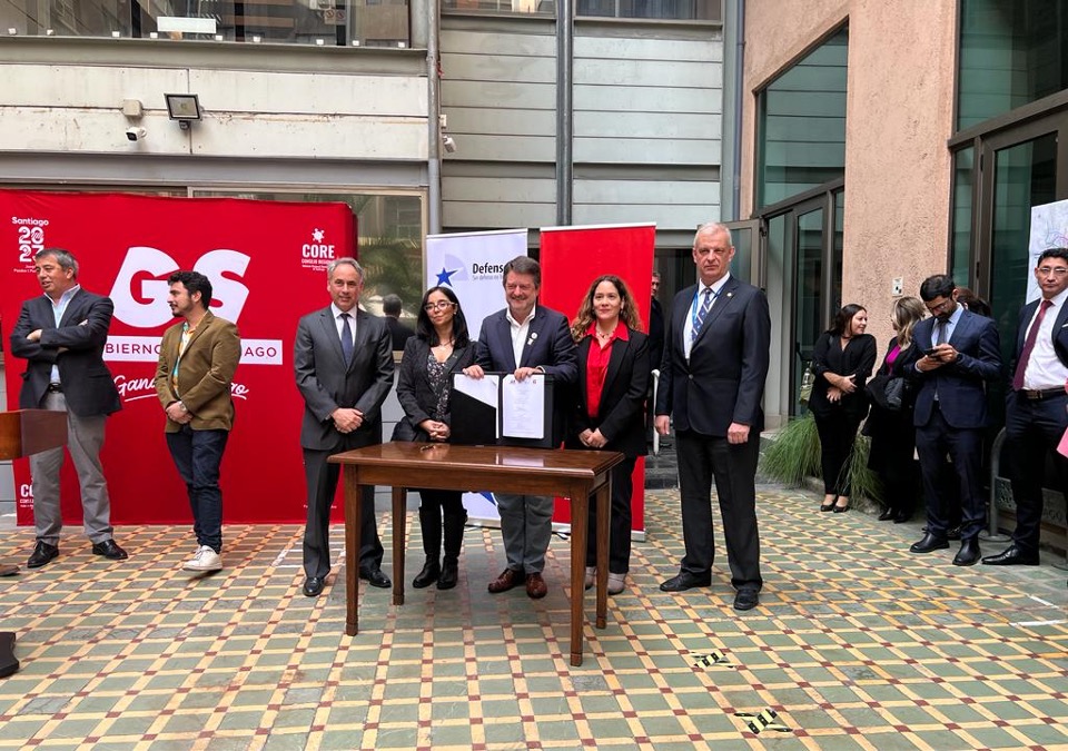 La Defensora Metropolitana Norte, Daniela B&aacute;ez, junto al gobernador, Claudio Orrego, y el Fiscal Centro Norte, Xavier Armend&aacute;riz.