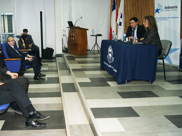 Durante el seminario expuso el jefe de Estudios de la Defensor&iacute;a Regional de La Araucan&iacute;a, Mario Quezada (derecha).