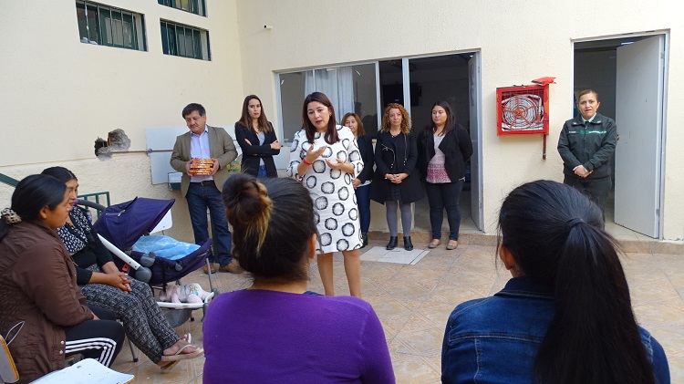 La Defensora Regional durante el di&aacute;logo participativo en el CPF la seccion de lactantes del CPF Antofagasta