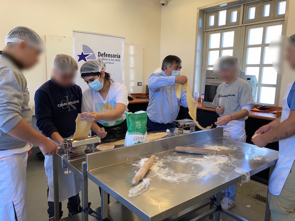 Los seis j&oacute;venes cocineros siguieron al pie de la letra las indicaciones de la postulante Camila Cofr&eacute; para preparar pastas caseras.