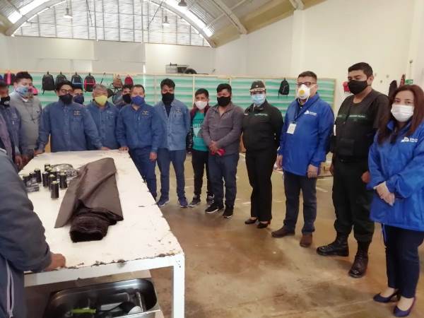 Los internos del taller de confecciones recibieron la donaci&oacute;n de manos de los directivos de la Defensor&iacute;a Regional de Tarapac&aacute;.