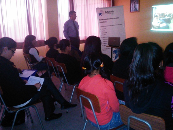 El Defensor Regional de Tarapac&aacute; expuso y luego atendi&oacute; las consultas de las inmigrantes.