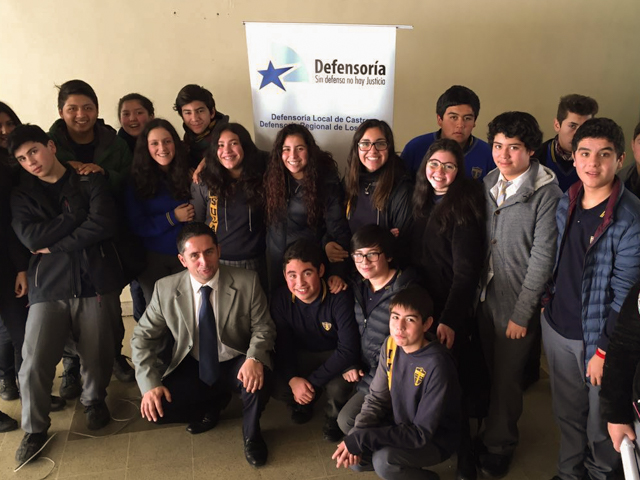 El defensor p&uacute;blico Claudio Herrera y algunos de los alumnos presentes en la charla.