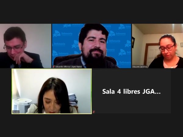 Al centro de la imagen se observa al defensor p&uacute;blico Eduardo L&oacute;pez Baeza, de Antofagasta, usando el fondo de pantalla virtual de la Defensor&iacute;a.