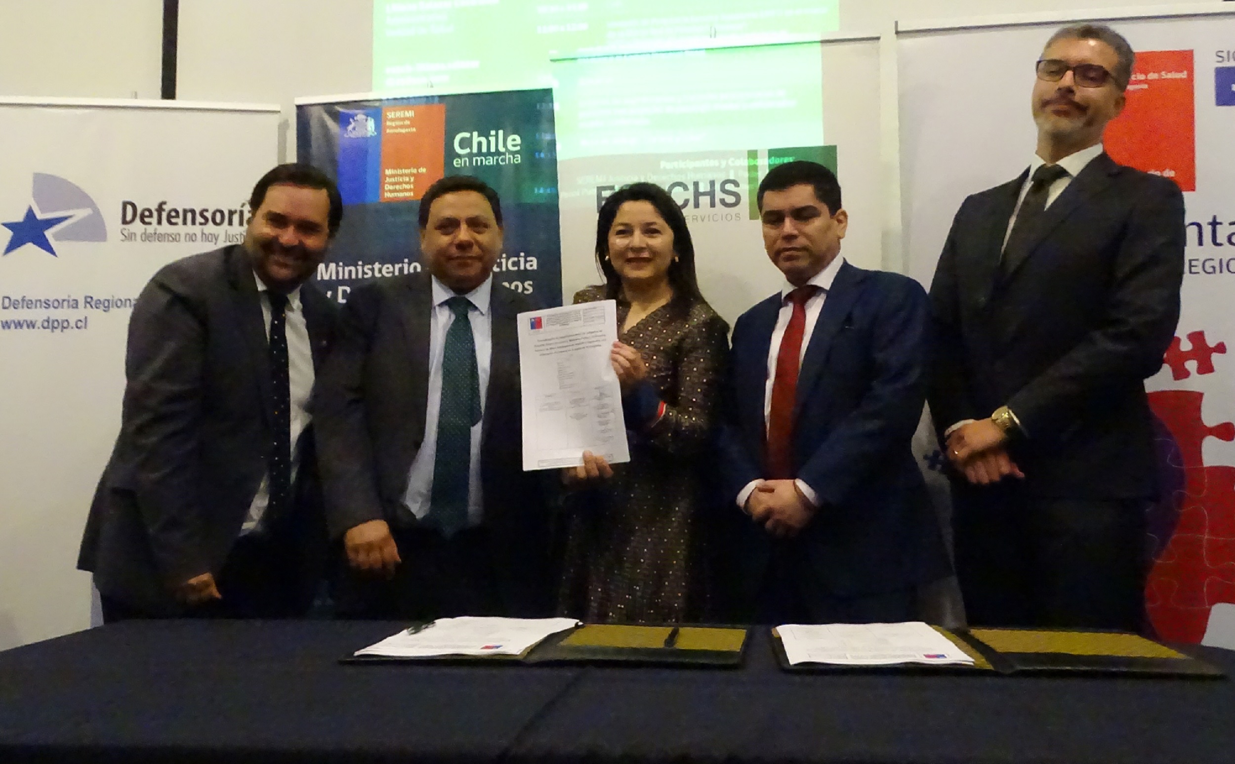 Las autoridades de la regi&oacute;n de Antofagasta que firmaron el convenio de salud mental y justicia penal.