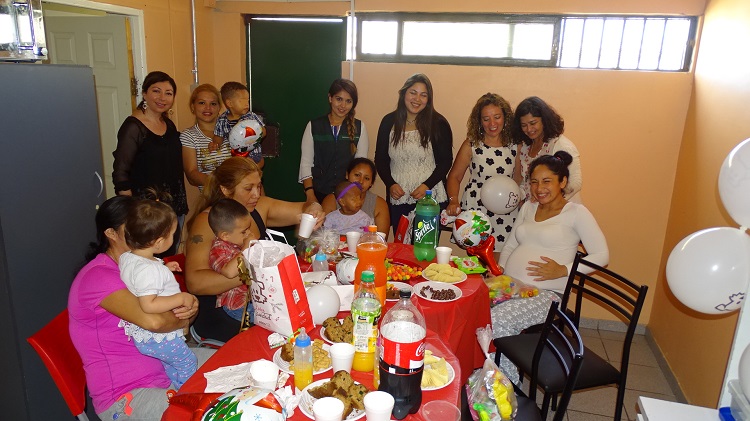 las internas de la seccion de lactantes del CDP de Tocopilla celebraron Navidad junto a los funcionarios de la Defensoria.
