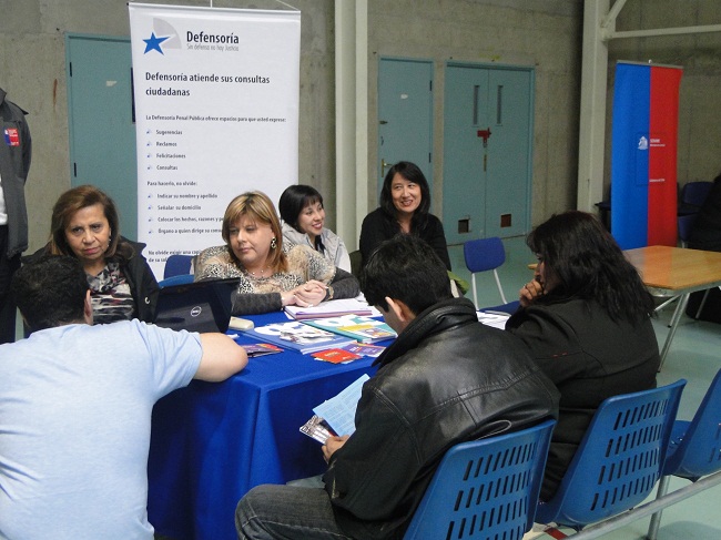 Los internos hacian fila para ser atendidos por las funcionarias de la Defensor&iacute;a Regional.