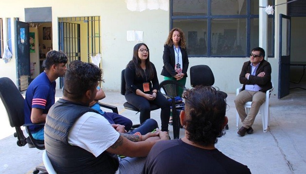La profesora y los coordinadores del proyecto junto a los internos.