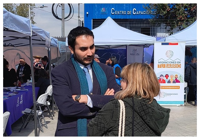 El Seremi de Justicia y Derechos Humanos, Jaime Fuentes, conversa con funcionarios p&uacute;blicos que participaron en la plaza de justicia.