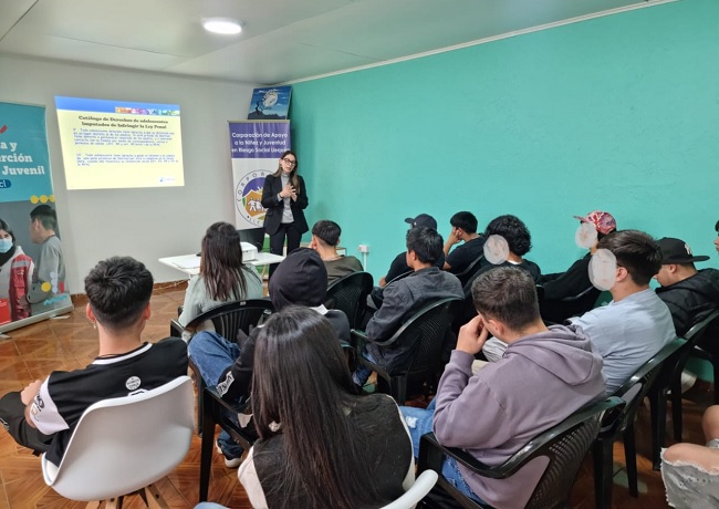 Hasta la Corporaci&oacute;n "Llequ&eacute;n" llegaron las profesionales Roc&iacute;o Burgess y Angela Morales, para conversar con j&oacute;venes infractores de ley.